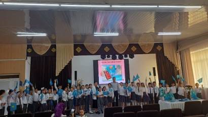 &quot;Ата Заң - Азат елдің ар намысы&quot; атты тәрбие сағаты: 5 а, ә сынып оқушылары арасында біртұтас тәрбие жоспары аясында Оңғарова Құндызайдың ұйымдастыруымен тәрбие сағаты өтті.