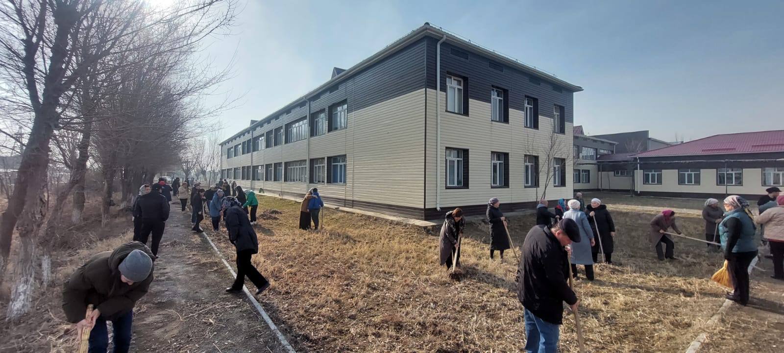 "Таза Қазақстан" жобасы аясында мектеп қызметкерлері абаттандыру және көгалдандыру жұмыстарына үлес қосты.