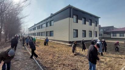 &quot;Таза Қазақстан&quot; жобасы аясында мектеп қызметкерлері абаттандыру және көгалдандыру жұмыстарына үлес қосты. 