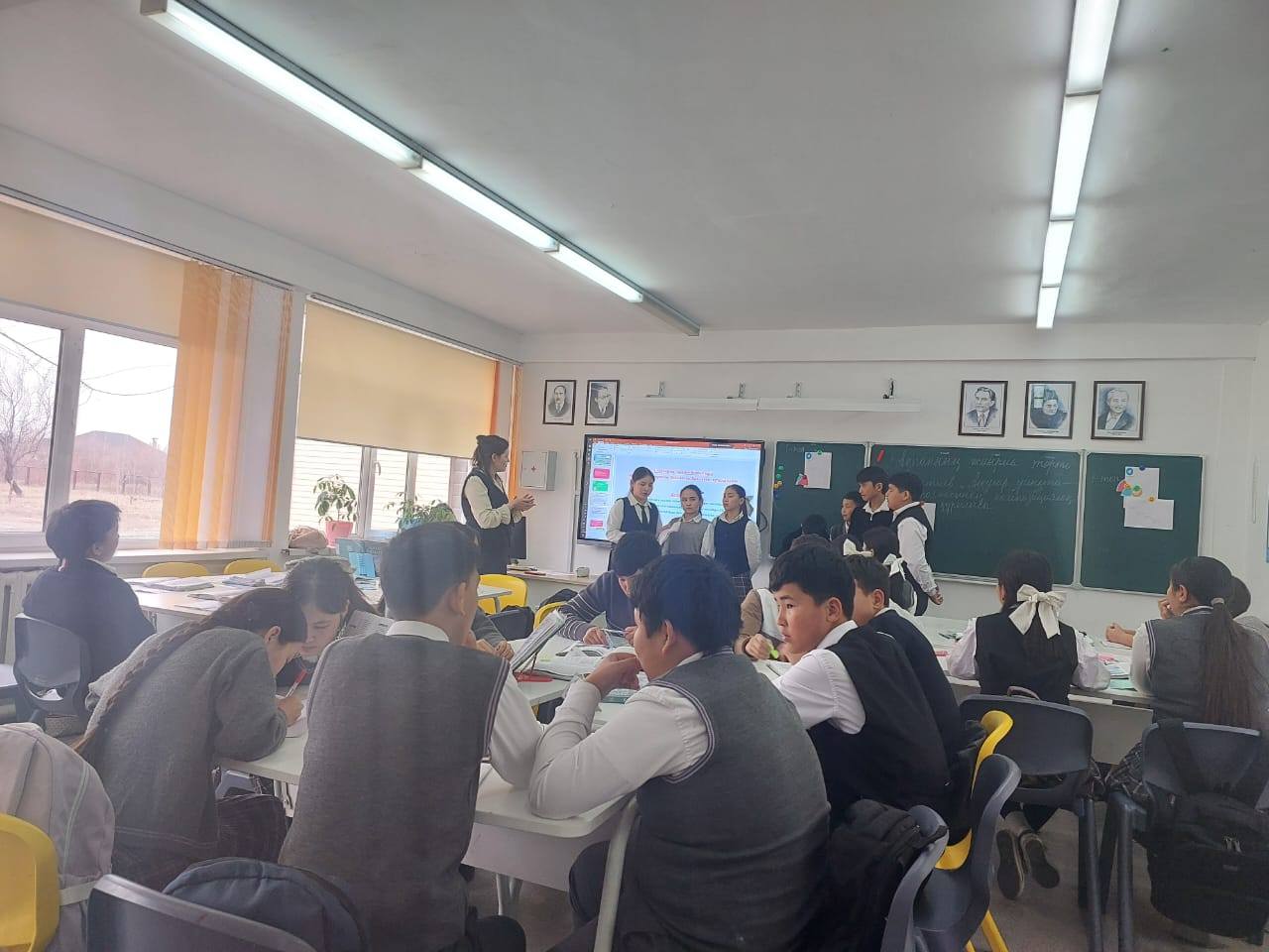 Мұқағали Мақатаевтың “Аққулар ұйықтағанда” поэмасының композициялық құрылымы тақырыбында 8 “Ә” сыныбына кезекті ашық сабақ өтті.