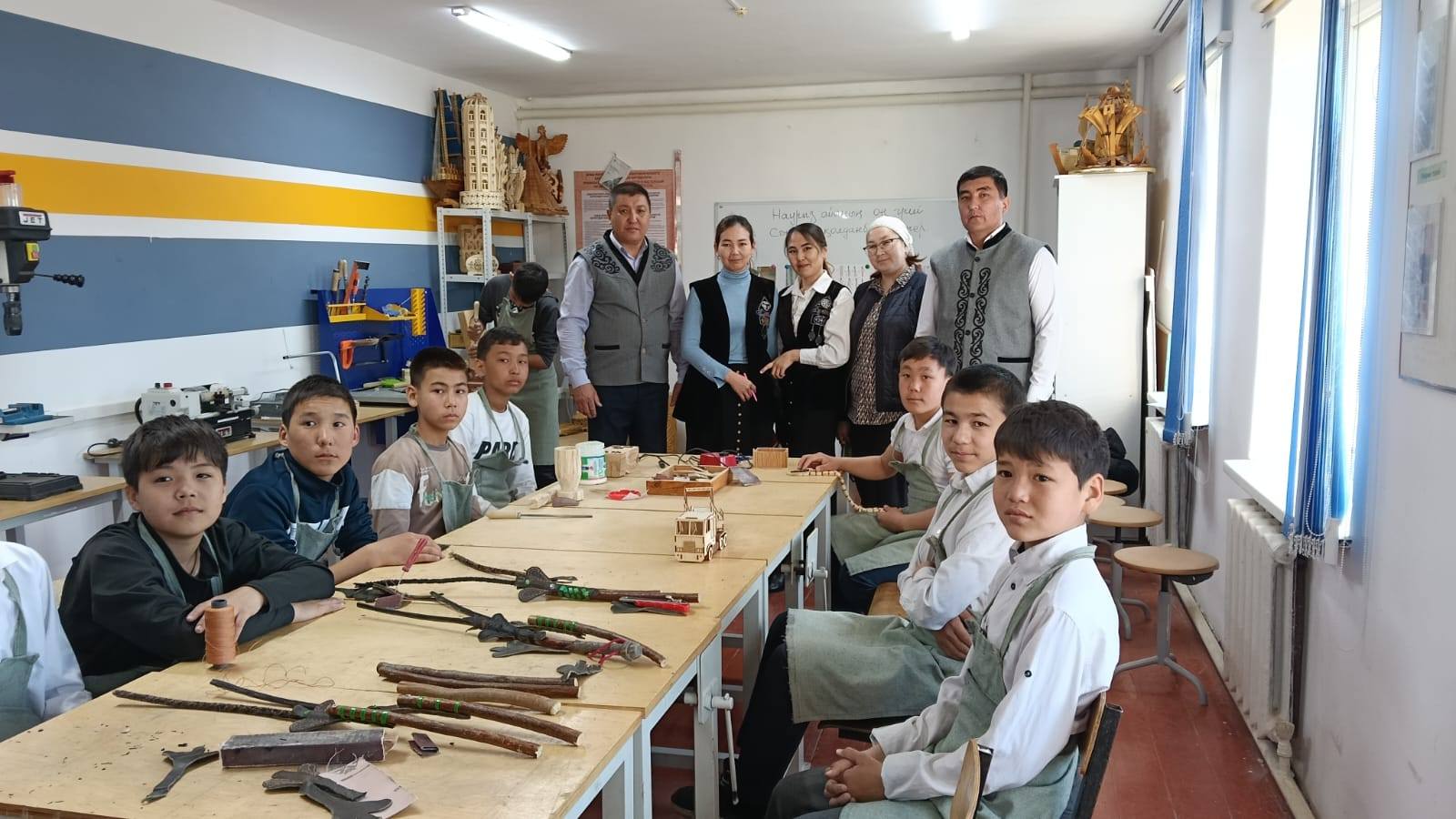 Білімділік. Оқушыларға ұлттық бұйымдардың адам өміріндегі маңызын айту, ұлттық өнер ерекшеліктерін сезіну, қабілеттерінің қалыптасуына ықпал ету. Қазақ халқының сәндік қолданбалы өнерінің көп ғасырлық тарихы бар.