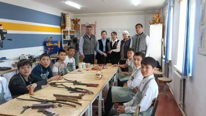 Білімділік. Оқушыларға ұлттық бұйымдардың адам өміріндегі маңызын айту, ұлттық өнер ерекшеліктерін сезіну, қабілеттерінің қалыптасуына ықпал ету. Қазақ халқының сәндік қолданбалы өнерінің көп ғасырлық тарихы бар.